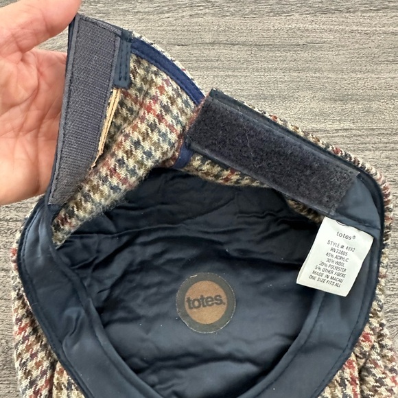 totes Houndstooth Flat Cap in Black, White, and Red - Picture 4 of 10